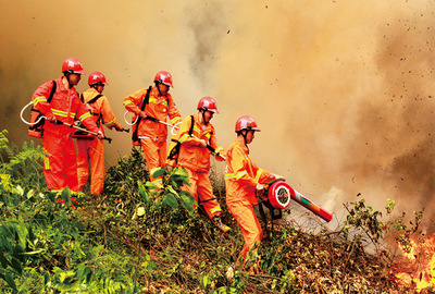 半专业森林消防队员开展森林防灭火演练